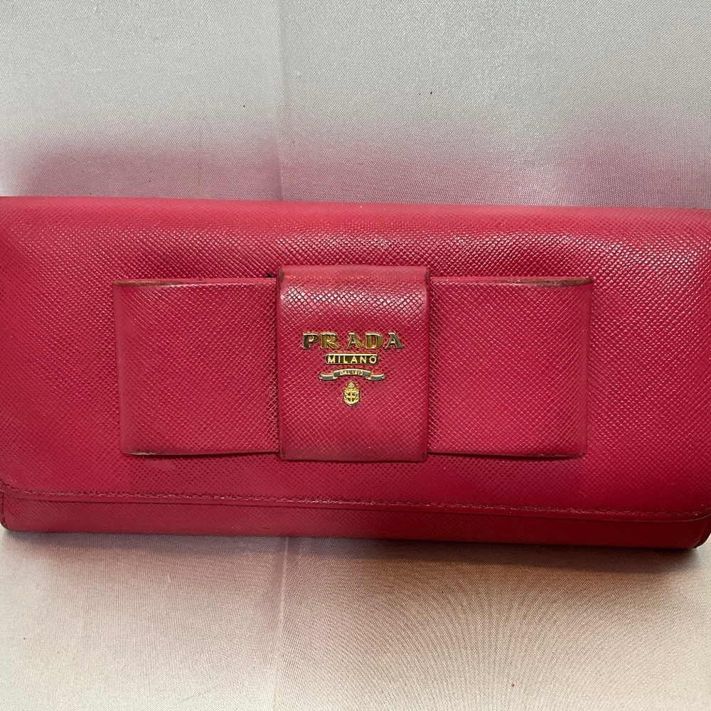 Prada pink leather wallet with Bow detail and gold hardware    52-B6c